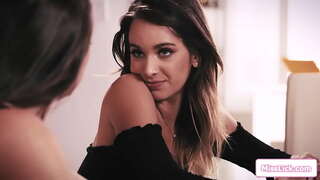 Busty доминантна шеф сака да ги види нејзините тесни бринета вработени perky цицки, ако таа сака да ги задржи нејзината работа.Таа поставува неа на нејзините колена да лижат пичката