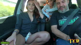 Маши Лав раздевается на улице, когда на дорогах пробка