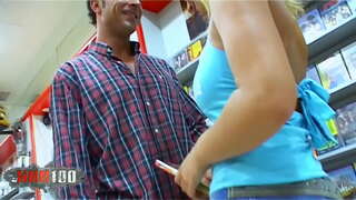 Молодая блондинка испанская красавица Соня Манрике с большими натуральными сиськами трахается жестко в жопу в видеоклубе