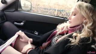 Študent dievča kričí nahlas, ako ona cums po masturbácia jej kundu.