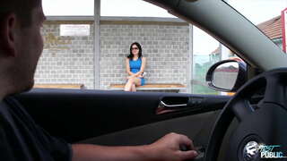 Räpane kutt korjamine üksildane babe bussijaam, mis näitab tema kui lahe on avalik kurat laadi