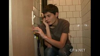 A fiú ül és bámul