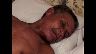 ���ಳೆಯ ಮನುಷ್ಯ ಪಡೆಯುವಲ್ಲಿ ಕೆಲವು ಕೊಬ್ಬು ತುಲ್ಲು