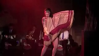 Dannie Dízel aka Danielle Colby végzi a Bustout Burleszk New Orleans