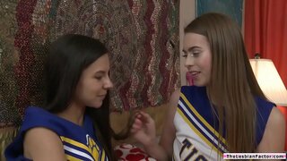 Мүчөлөрү Teen cheersquad экспериментируют, вылизывая бири-бирине киски