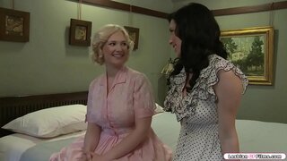 Busty блондинка посещава приятелката си брюнетка и те започват да говорят за размера на гърдите си.След това те се възбуждат и започват да се целуват един друг.Следващата си приятелка смуче си цици и облизва си путка.В отговор тя прави същото с приятелката си. Busty блондинка посещава приятелката си брюнетка и те започват да говорят за размера на гърдите си.След това те се възбуждат и започват да се целуват един друг.Следващата си приятелка смуче си цици и облизва си путка.В отговор тя прави същото с приятелката си.