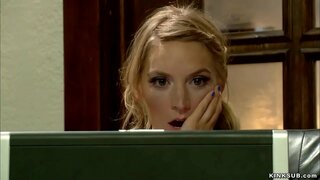 Blond teen Mona Wales leida porn movie tema kasuema Simone Sonay internetis ja siis vahukoor ja anal keppis teda orjuses voodis Blond teen Mona Wales leida porn movie tema kasuema Simone Sonay internetis ja siis vahukoor ja anal keppis teda orjuses voodis