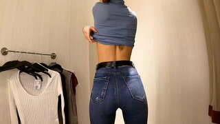 HŰHA! Forró lány, a kis mell öltözködés, t-ing, blúz nyilvános öltözőben 4K 60Fps